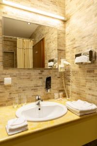 ein Bad mit einem Waschbecken und einem Spiegel in der Unterkunft Hotel Max Inn in Bratislava