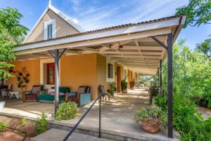 a pergola over a patio of a house at Bella de Karoo in Calitzdorp