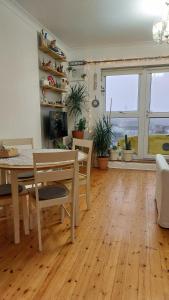 een eetkamer met een tafel en stoelen in een kamer bij Private Double Bedroom in front of the Galway Port - Guest House in Galway