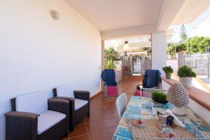 een patio met een tafel en stoelen op een balkon bij Conchiglia al Mare in Trappeto