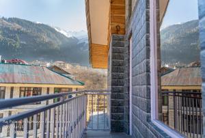 a balcony with a view of the mountains at Hotel Raj Palace Manali in Manāli
