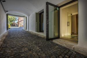 un callejón vacío con puertas de cristal en un edificio en Welkam en Poprad