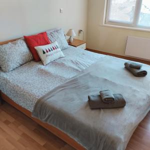 Un pat sau paturi într-o cameră la SA Services private apartments, Eagle Rock complex