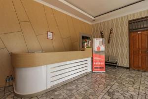 una caja en una habitación con puerta en RedDoorz @ Pantai Panjang Bengkulu, en Pekansaptu