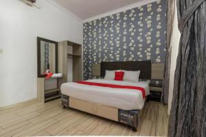 1 dormitorio con 1 cama grande en una habitación en RedDoorz @ Pantai Panjang Bengkulu, en Pekansaptu