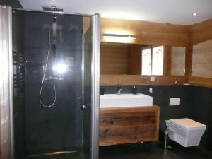 y baño con ducha, lavabo y aseo. en Très belle vue pour un chalet de 200 m2, en Arâches-la-Frasse