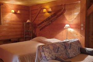 a bedroom with a bed in a wooden wall at Très belle vue pour un chalet de 200 m2 in Arâches-la-Frasse