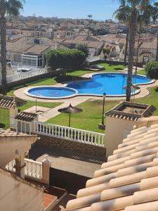 una vista aérea de dos piscinas en una casa en Villa San Jose II Townhouse, en Cabo Roig