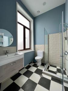 y baño con lavabo, aseo y ducha. en Guest House Third Floor, en Tiflis