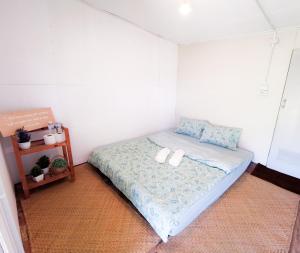 A bed or beds in a room at Panakluea at Kokuang Homestay