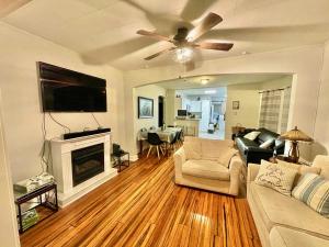 sala de estar con sofá, TV y chimenea en Lovely House in Atlantic City Weekly Deal en Atlantic City