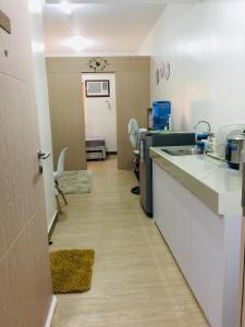 eine Küche mit einer Spüle und einer Arbeitsplatte in der Unterkunft Fairview Trees Residences Staycation in Manila
