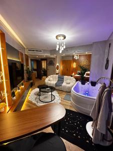 uma ampla sala de estar com uma banheira e um sofá em İstanbul Houses Sabiha Gökçen Airport Hotel em Istambul