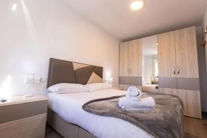ein Schlafzimmer mit einem großen Bett und einem Handtuch darauf in der Unterkunft Terralta in Granada
