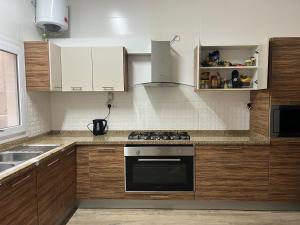 A cozinha ou cozinha compacta de Muscat Seaside House