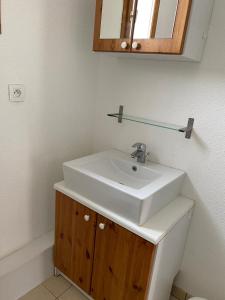 bagno con lavandino bianco e specchio di Olydea Montbrun-les-Bains a Montbrun-les-Bains