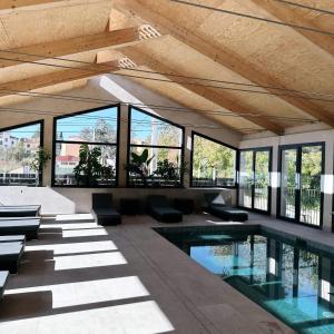Bazén v ubytování La Violeta HOTEL SPA & CHILL OUT nebo v jeho okolí