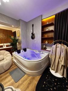 uma casa de banho com uma grande banheira num quarto em İstanbul Houses Sabiha Gökçen Airport Hotel em Istambul