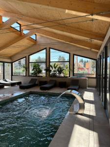 Bazén v ubytování La Violeta HOTEL SPA & CHILL OUT nebo v jeho okolí