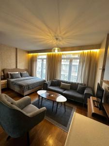イスタンブールにあるİstanbul Houses Sabiha Gökçen Airportのソファとベッドのあるリビングルーム