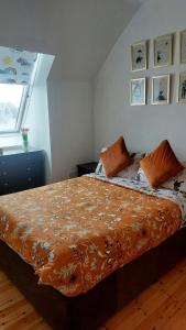 sypialnia z dużym łóżkiem i pomarańczowym kocem w obiekcie Private Double Bedroom in front of the Galway Port - Guest House w Galway