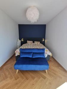 Tempat tidur dalam kamar di Le Parmelan - Grand appartement familial avec vue sur la montagne