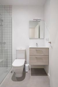 a bathroom with a toilet and a sink and a shower at Coqueto apartamento muy centrico in Vigo