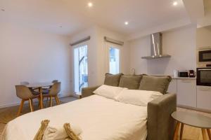 a living room with a bed and a table at Coqueto apartamento muy centrico in Vigo