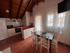 kuchnia ze stołem i krzesłami w pokoju w obiekcie Villa Quijano w mieście Casasola
