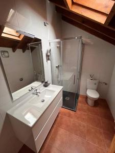 W łazience znajduje się prysznic, umywalka i toaleta. w obiekcie Villa Quijano w mieście Casasola