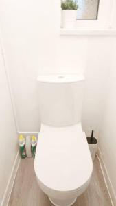 a bathroom with a toilet with a window above it at Central London Spacious Flat with 2 to 3 Bedrooms in London