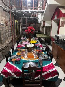 Sharad Baug homestay في بهوي: طاولة طويلة عليها أطباق من الطعام