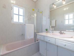 a bathroom with a tub and a sink and a shower at Akivillas Manta Rota Ocean in Manta Rota