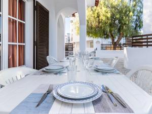 einen weißen Tisch mit Tellern und Küchenutensilien auf dem Tisch in der Unterkunft Akivillas Manta Rota Ocean in Manta Rota