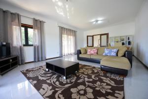 ein Wohnzimmer mit einem Sofa und einem Tisch in der Unterkunft Villa 281 in Esposende