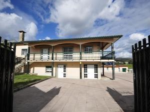 una casa con un balcón encima en Villa 281, en Esposende