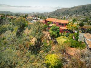 uma vista aérea de uma casa numa colina em La Casa del Gamonal em Santa Brígida