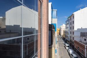 - Vistas a una calle de la ciudad desde un edificio en Gravina House 2BR - 2 min to Las Canteras Beach, en Las Palmas de Gran Canaria