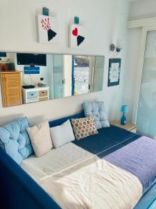 una camera da letto con un grande letto con cuscini sopra di La Perla di Posillipo a Napoli