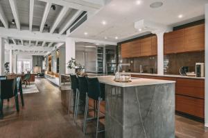 A restaurant or other place to eat at Immaculate 2-Bed Loft Apartment In Central London