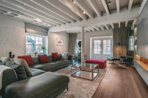 a living room with a couch and a table at Immaculate 2-Bed Loft Apartment In Central London in London