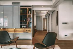 a living room with two chairs and a table at Immaculate 2-Bed Loft Apartment In Central London in London