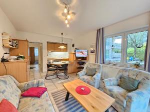 un salon avec un canapé et une table dans l'établissement Am Schloonsee Haus B, à Heringsdorf