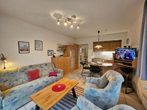 un salon avec un canapé et une table dans l'établissement Am Schloonsee Haus B, à Heringsdorf