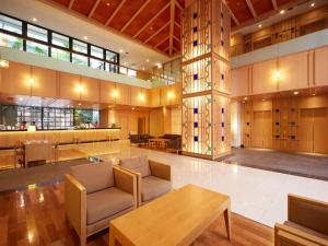 un hall avec des canapés et une table dans un bâtiment dans l'établissement Hotel Rocore Naha, à Naha