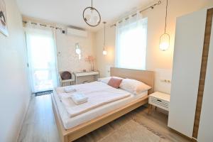 Posteľ alebo postele v izbe v ubytovaní BellaVista 2 Apartman