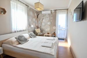 Posteľ alebo postele v izbe v ubytovaní BellaVista 2 Apartman
