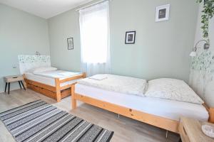 Posteľ alebo postele v izbe v ubytovaní BellaVista 2 Apartman