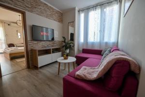 Televízia a/alebo spoločenská miestnosť v ubytovaní BellaVista 2 Apartman