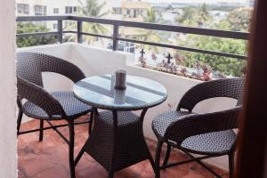 einen Tisch und Stühle auf einem Balkon mit Aussicht in der Unterkunft Luho 41 Penthouse in Bangalore